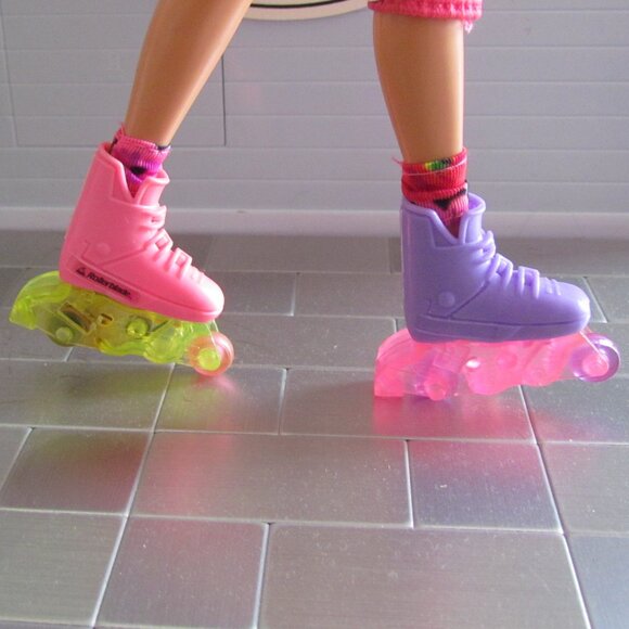 BARBIE ROLLERBLADER in WHITE VINYL ROLLER DERBY OUTFIT, CHIC MISMATCHED SKATES! - Picture 6 of 11